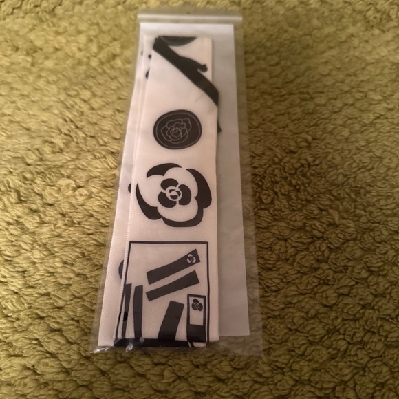 Accessories - Fashion Black and White Twilly/Scarf